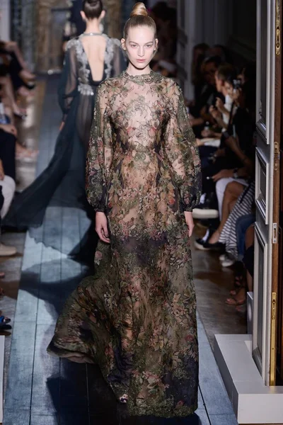 Look 15